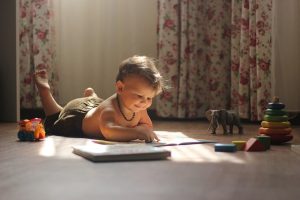 Dziecięcy Świat Odkryć: Jak Wspierać Rozwój Malucha za Pomocą Zabawek i Akcesoriów