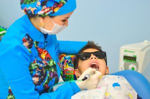 Kiedy pierwszy raz zabrać dziecko do dentysty? Wskazówki dla rodziców